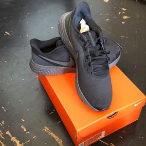 Nike Revolution 5